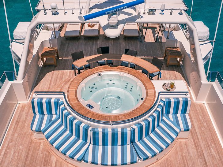 MAGIX Heesen sundeck jacuzzi