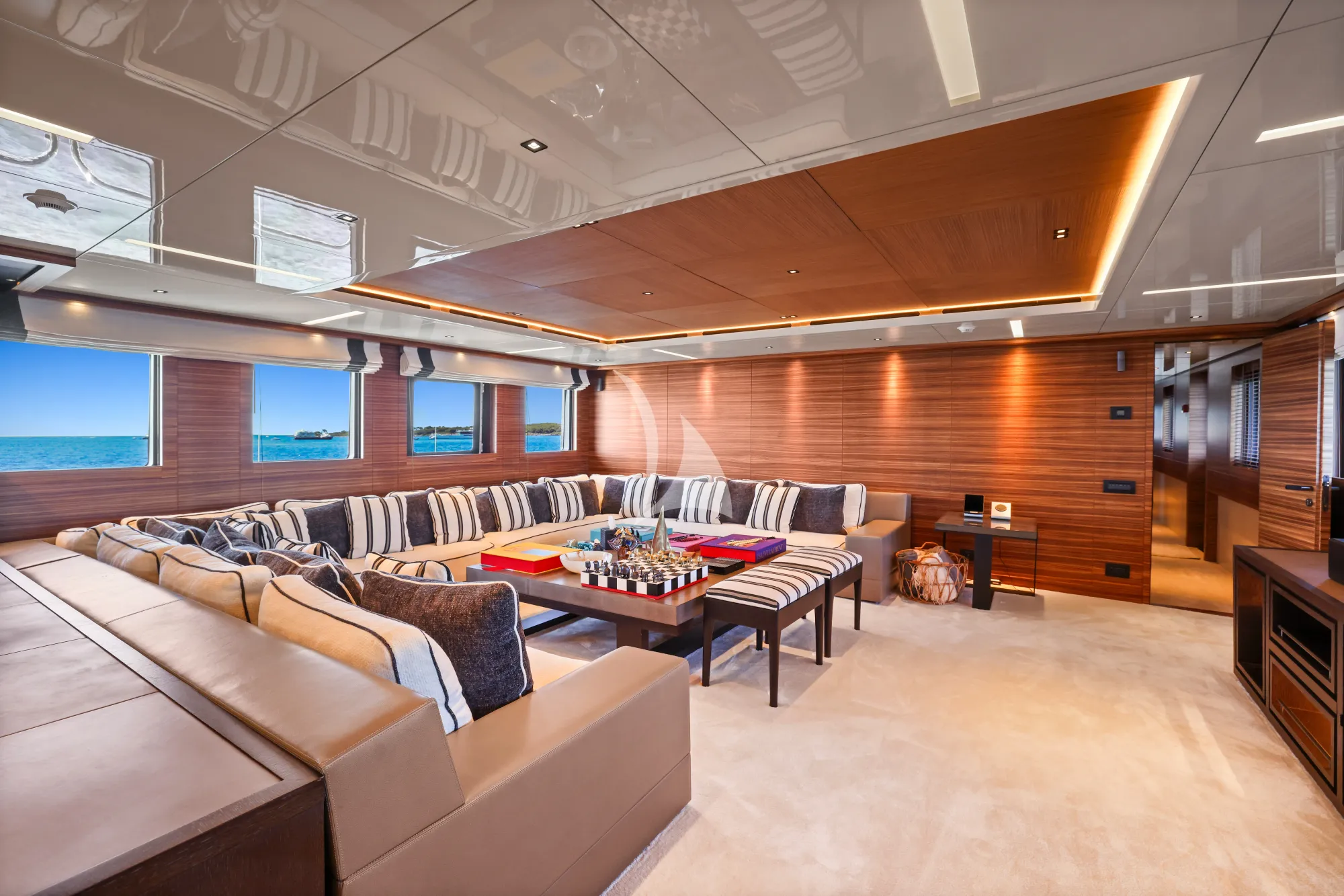 MAGNA GRECIA Custom 63m - sky lounge