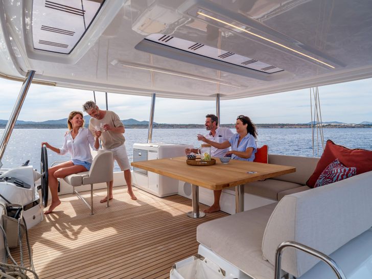 MAGNIFICO Lagoon 55 - flybridge seating and dining area MAGNIFICO Lagoon 55 - flybridge seating and dining area