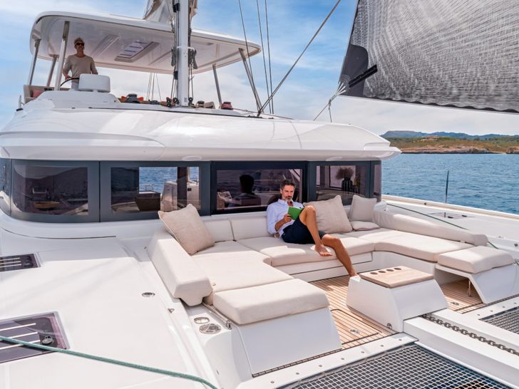 MAGNIFICO Lagoon 55 - foredeck lounge MAGNIFICO Lagoon 55 - foredeck lounge