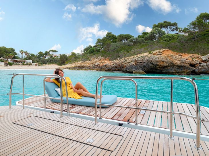 MAGNIFICO Lagoon 55 - swimming platform MAGNIFICO Lagoon 55 - swimming platform