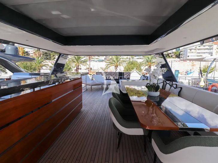 MAJERA Sirena 88 Flybridge Dining MAJERA Sirena 88 Flybridge Dining