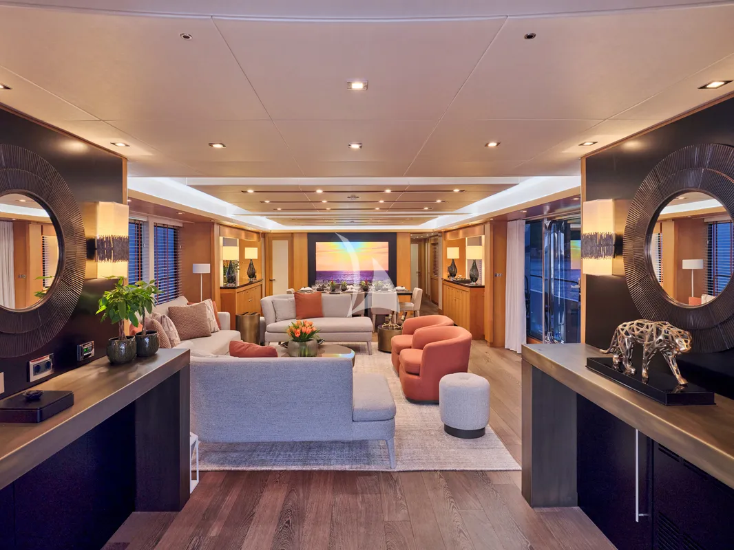 MAKANI II Predator 115 - main salon interior
