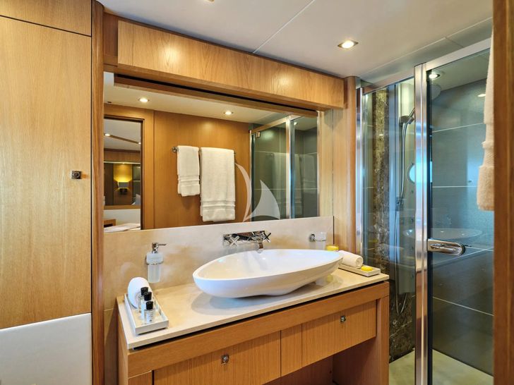 MAKANI II Sunseeker Predator 115 - VIP cabin 1 bathroom MAKANI II Sunseeker Predator 115 - VIP cabin 1 bathroom