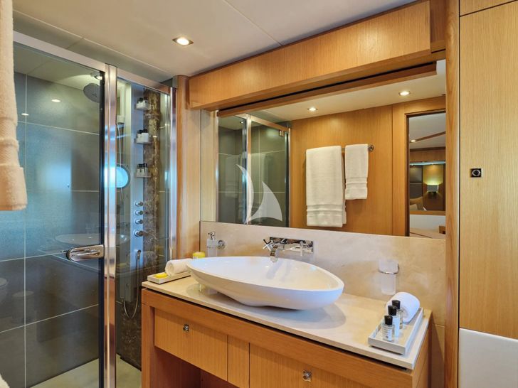 MAKANI II Sunseeker Predator 115 - VIP cabin 2 bathroom MAKANI II Sunseeker Predator 115 - VIP cabin 2 bathroom