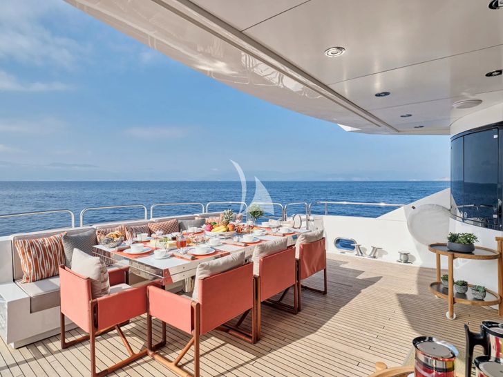 MAKANI II Sunseeker Predator 115 - aft deck alfresco dining set up MAKANI II Sunseeker Predator 115 - aft deck alfresco dining set up