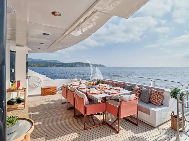 MAKANI II Sunseeker Predator 115 - aft deck MAKANI II Sunseeker Predator 115 - aft deck
