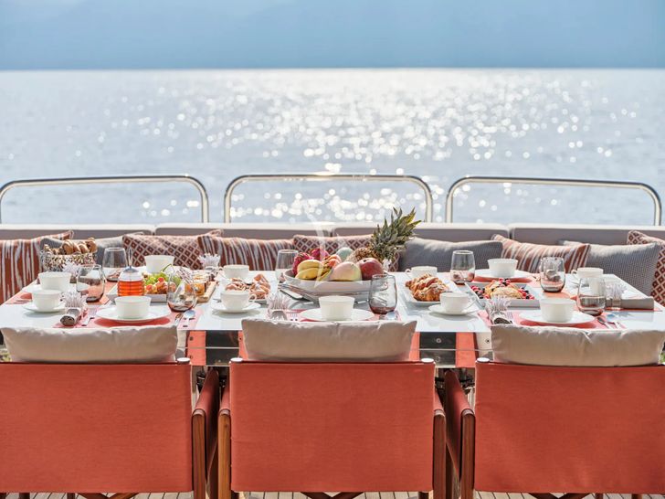 MAKANI II Sunseeker Predator 115 - alfresco dining set up MAKANI II Sunseeker Predator 115 - alfresco dining set up