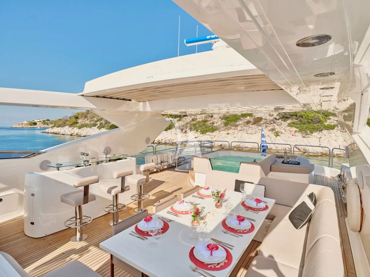 MAKANI II Sunseeker Predator 115 - flybridge alfresco dining set up MAKANI II Sunseeker Predator 115 - flybridge alfresco dining set up