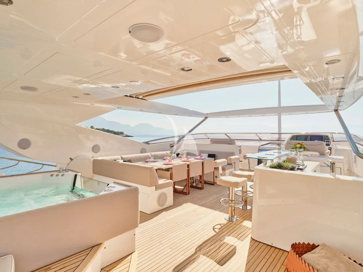 MAKANI II Sunseeker Predator 115 - flybridge amenities MAKANI II Sunseeker Predator 115 - flybridge amenities