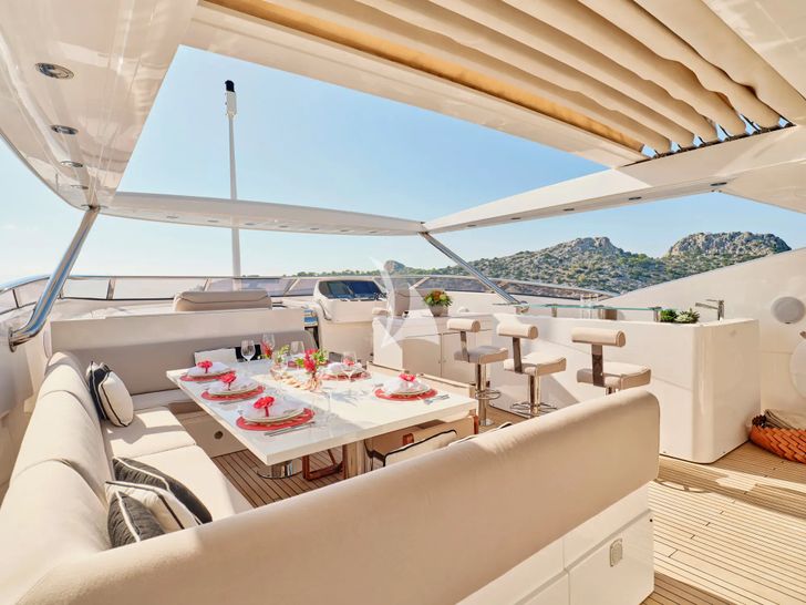 MAKANI II Sunseeker Predator 115 - flybridge dining and bar area MAKANI II Sunseeker Predator 115 - flybridge dining and bar area
