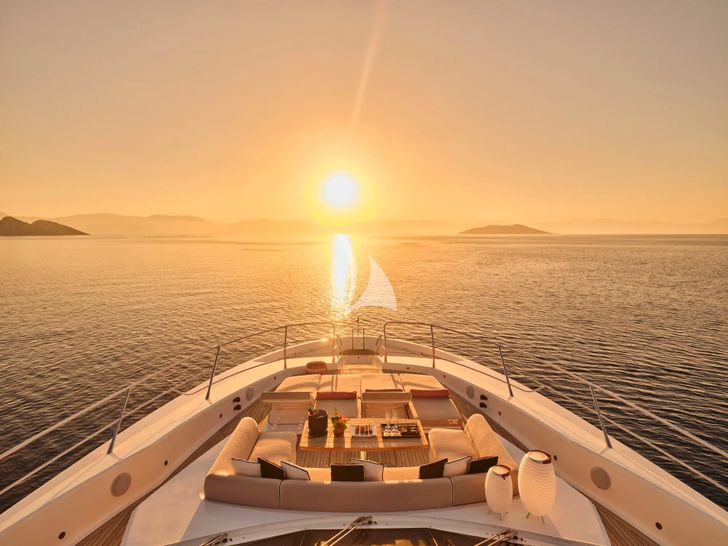 MAKANI II Sunseeker Predator 115 - foredeck lounge under the sunset MAKANI II Sunseeker Predator 115 - foredeck lounge under the sunset