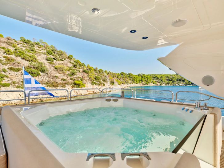 MAKANI II Sunseeker Predator 115 - flybridge jacuzzi MAKANI II Sunseeker Predator 115 - flybridge jacuzzi