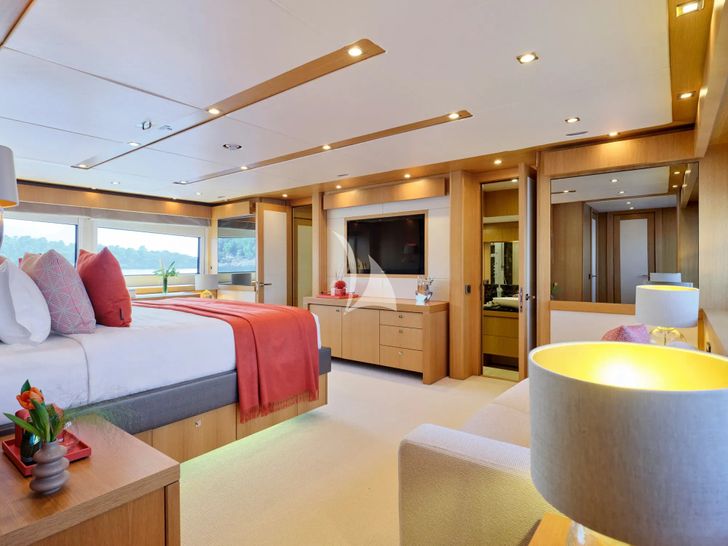 MAKANI II Sunseeker Predator 115 - master cabin amenities MAKANI II Sunseeker Predator 115 - master cabin amenities
