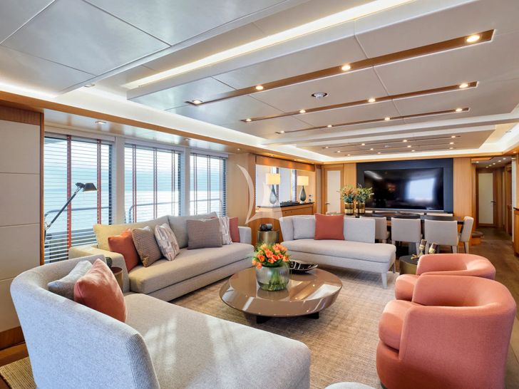 MAKANI II Sunseeker Predator 115 - saloon seating MAKANI II Sunseeker Predator 115 - saloon seating