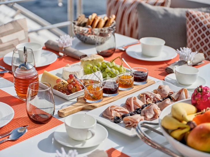 MAKANI II Sunseeker Predator 115 - sample alfresco breakfast MAKANI II Sunseeker Predator 115 - sample alfresco breakfast