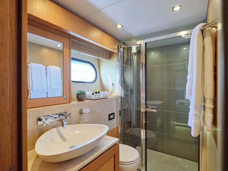 MAKANI II Sunseeker Predator 115 - twin cabin 1 bathroom MAKANI II Sunseeker Predator 115 - twin cabin 1 bathroom