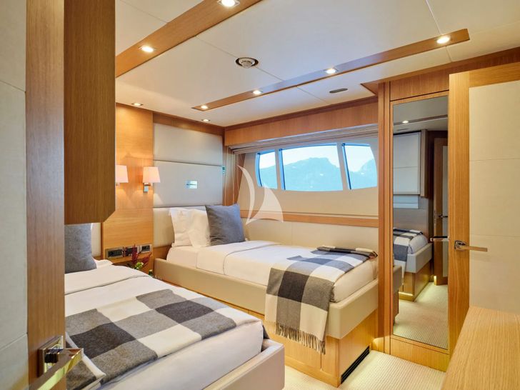 MAKANI II Sunseeker Predator 115 - twin cabin 1 MAKANI II Sunseeker Predator 115 - twin cabin 1