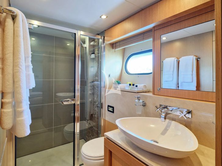 MAKANI II Sunseeker Predator 115 - twin cabin 2 bathroom MAKANI II Sunseeker Predator 115 - twin cabin 2 bathroom