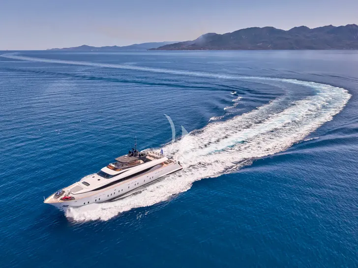 MAMA MIA Maiora 39DP - cruising across the waterline MAMA MIA Maiora 39DP - cruising across the waterline
