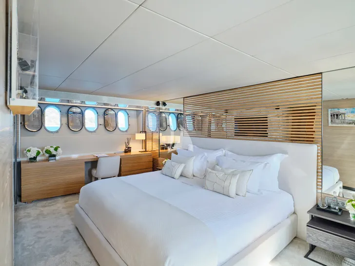 MAMA MIA Maiora 39DP - master cabin bed and working space MAMA MIA Maiora 39DP - master cabin bed and working space