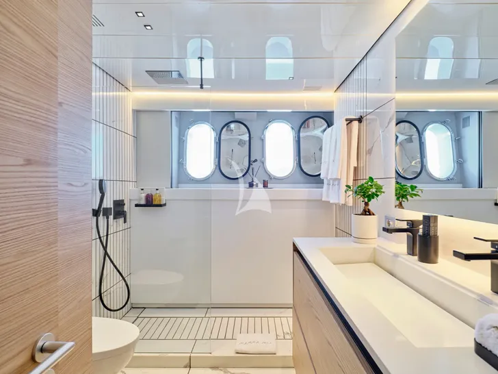 MAMA MIA Maiora 39DP - master cabin shower MAMA MIA Maiora 39DP - master cabin shower