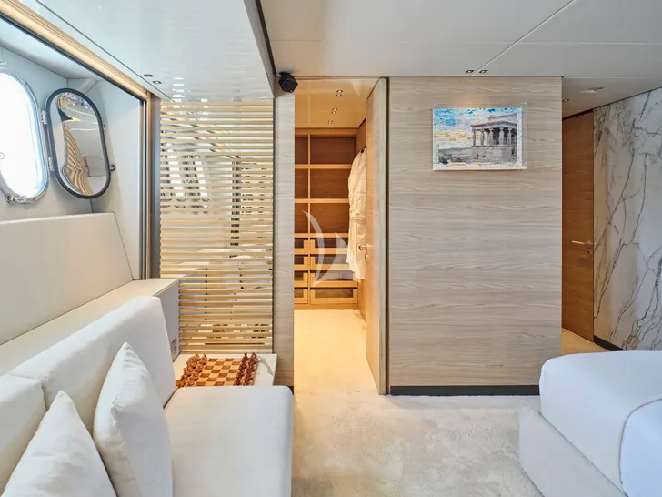 MAMA MIA Maiora 39DP - master cabin walk in closet MAMA MIA Maiora 39DP - master cabin walk in closet