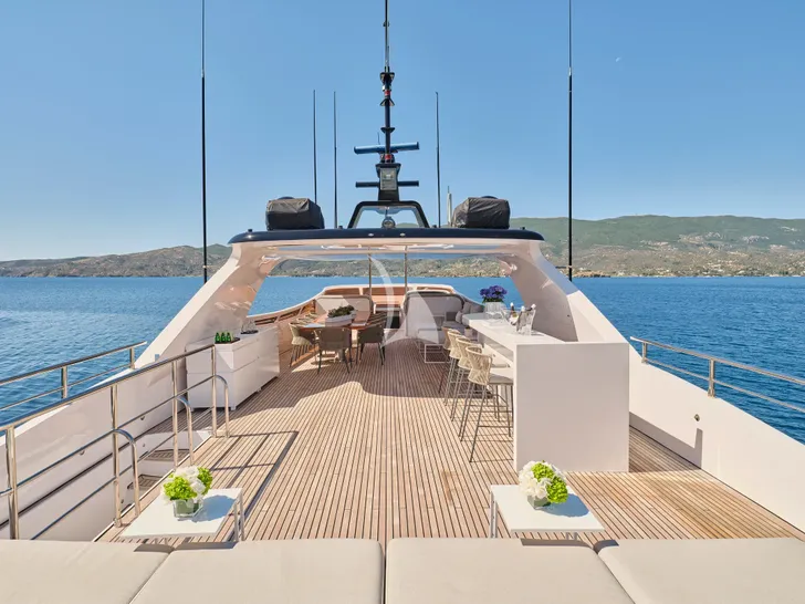 MAMA MIA Maiora 39DP - sundeck bar and covered lounge MAMA MIA Maiora 39DP - sundeck bar and covered lounge