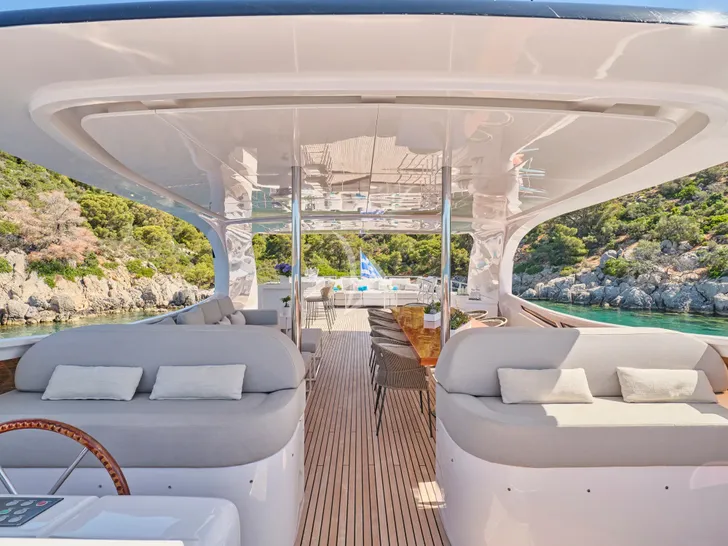 MAMA MIA Maiora 39DP - sundeck helm MAMA MIA Maiora 39DP - sundeck helm