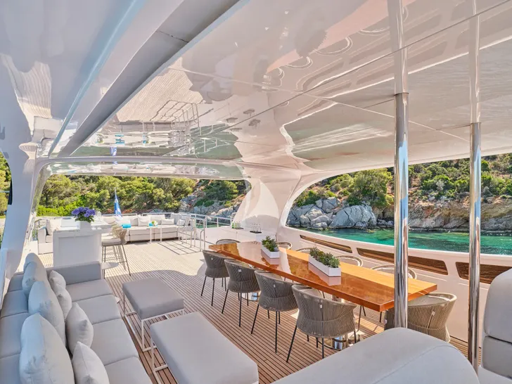 MAMA MIA Maiora 39DP - sundeck lounge and dining area MAMA MIA Maiora 39DP - sundeck lounge and dining area