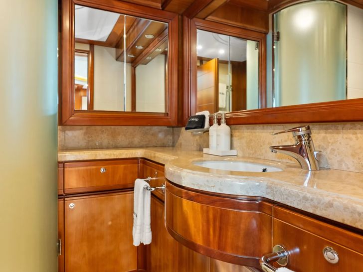 MAMBO Ferretti 112 - VIP cabin 1 bathroom MAMBO Ferretti 112 - VIP cabin 1 bathroom