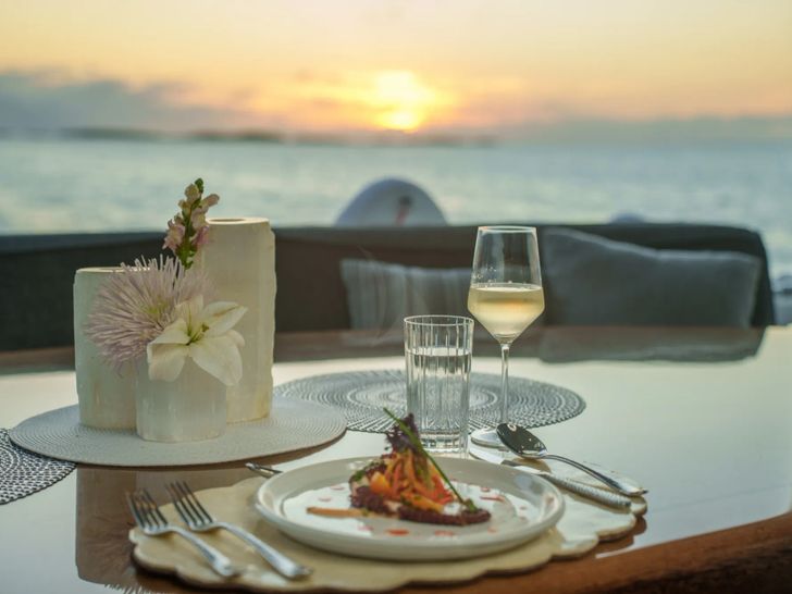 MAMBO Ferretti 112 - alfresco dining set up MAMBO Ferretti 112 - alfresco dining set up