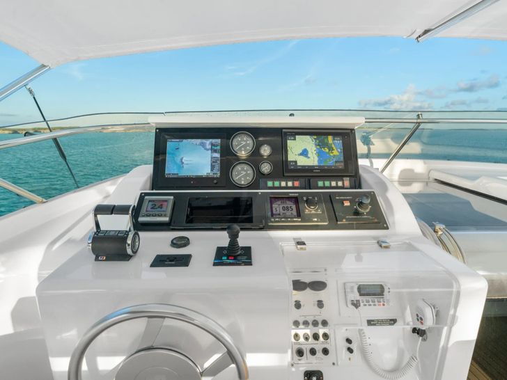 MAMBO Ferretti 112 - flybridge helm MAMBO Ferretti 112 - flybridge helm