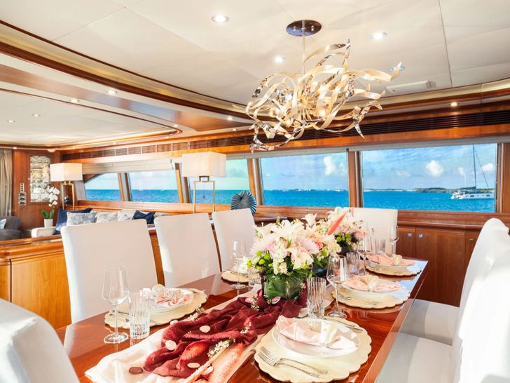 MAMBO Ferretti 112 - indoor dining set up MAMBO Ferretti 112 - indoor dining set up