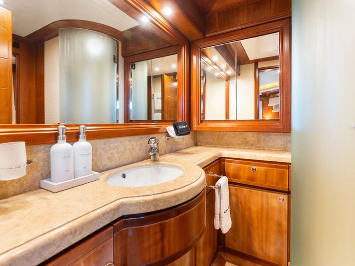 MAMBO Ferretti 112 - master cabin 1 bathroom MAMBO Ferretti 112 - master cabin 1 bathroom