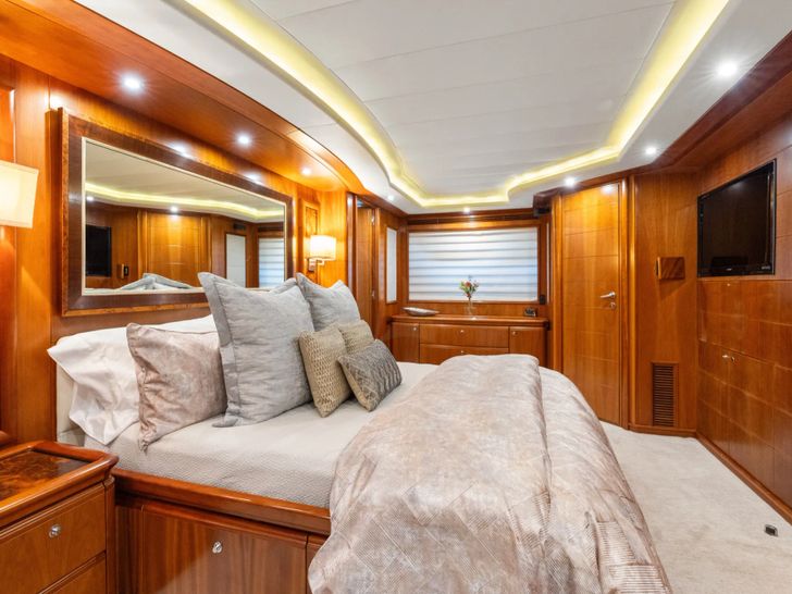 MAMBO Ferretti 112 - master cabin 1 bed MAMBO Ferretti 112 - master cabin 1 bed