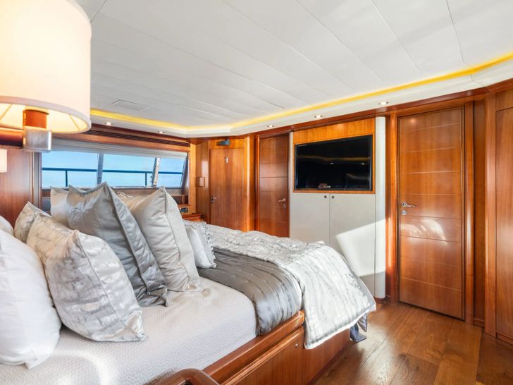 MAMBO Ferretti 112 - master cabin 2 bed and TV MAMBO Ferretti 112 - master cabin 2 bed and TV
