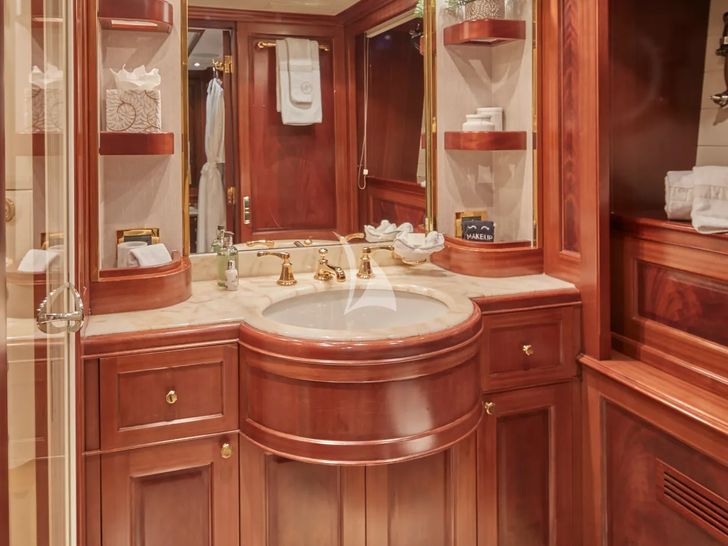 MAMMA MIA Benetti Classic 120 - VIP cabin 1 bathroom MAMMA MIA Benetti Classic 120 - VIP cabin 1 bathroom