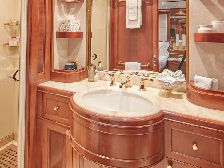 MAMMA MIA Benetti Classic 120 - VIP cabin 3 bathroom MAMMA MIA Benetti Classic 120 - VIP cabin 3 bathroom