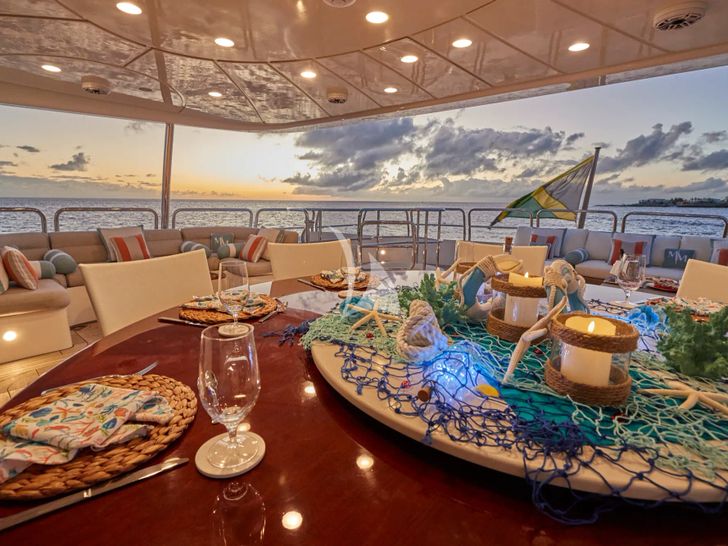 MAMMA MIA Benetti Classic 120 - sky deck alfresco dining area MAMMA MIA Benetti Classic 120 - sky deck alfresco dining area