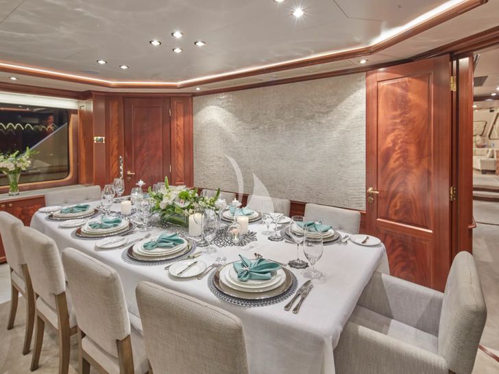 MAMMA MIA Benetti Classic 120 - main dining area MAMMA MIA Benetti Classic 120 - main dining area