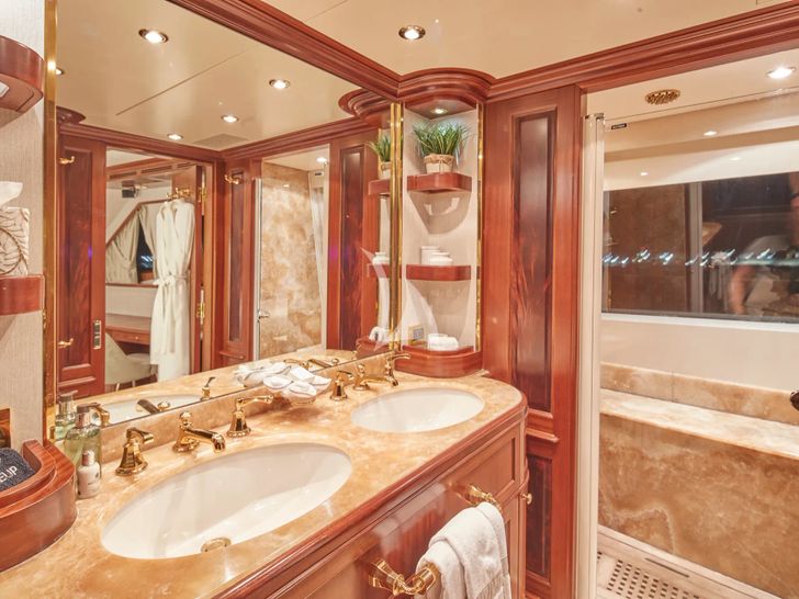 MAMMA MIA Benetti Classic 120 - master cabin bathroom MAMMA MIA Benetti Classic 120 - master cabin bathroom