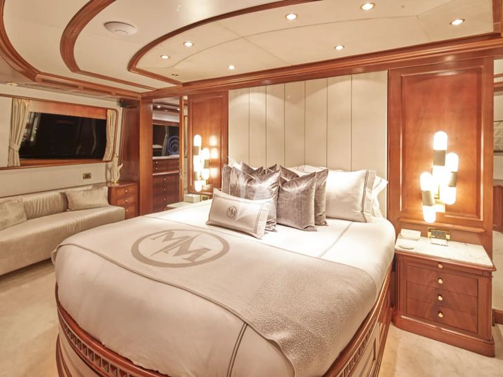 MAMMA MIA Benetti Classic 120 - master cabin MAMMA MIA Benetti Classic 120 - master cabin