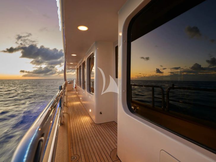 MAMMA MIA Benetti Classic 120 - side walkway MAMMA MIA Benetti Classic 120 - side walkway
