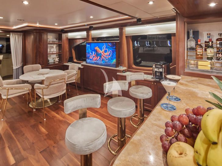 MAMMA MIA Benetti Classic 120 - sky lounge bar and TV area MAMMA MIA Benetti Classic 120 - sky lounge bar and TV area