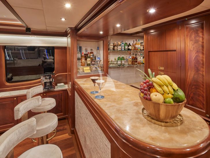 MAMMA MIA Benetti Classic 120 - sky lounge bar MAMMA MIA Benetti Classic 120 - sky lounge bar