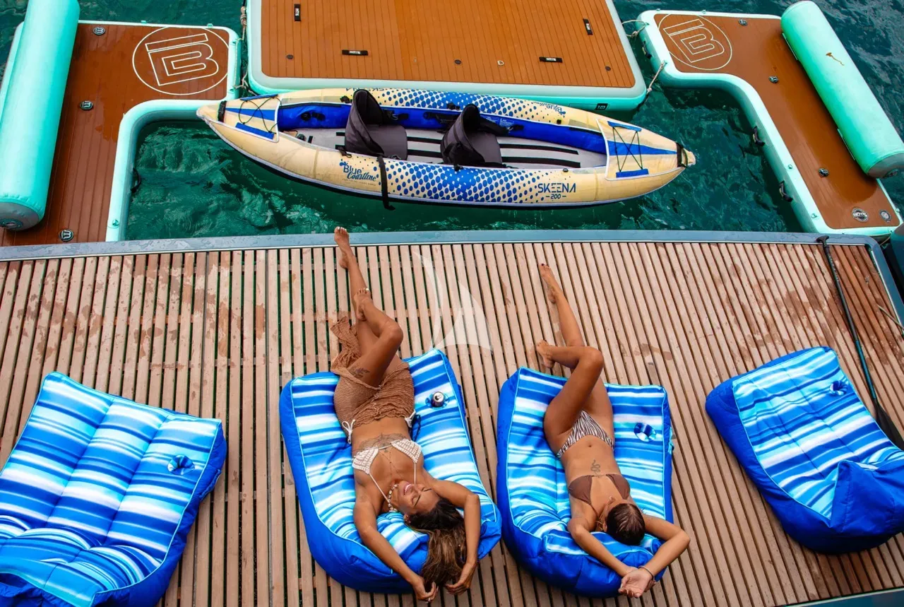 MANA KAI Sunreef 80 - swim platform and water toys