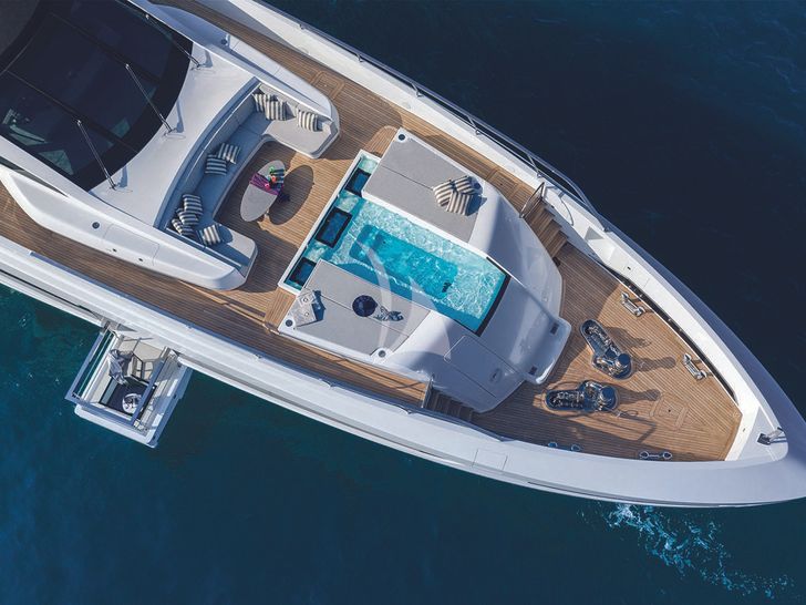 MANGUSTA GRANSPORT 45 - foredeck lounging area and jacuzzi MANGUSTA GRANSPORT 45 - foredeck lounging area and jacuzzi
