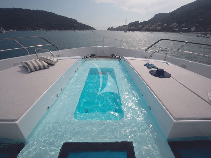 MANGUSTA GRANSPORT 45 foredeck sun beds and jacuzzi