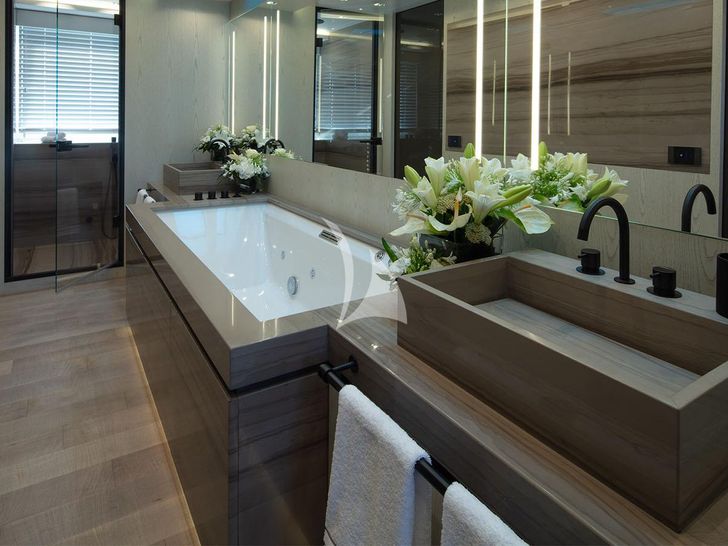 MANGUSTA GRANSPORT 45 - master cabin bathroom MANGUSTA GRANSPORT 45 - master cabin bathroom